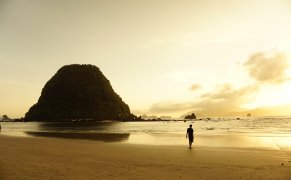 Pesona Wisata Pantai Pulau Merah Banyuwangi Temukan pesona eksotis Pantai Pulau Merah Banyuwangi, perpaduan keindahan alam dan kehangatan pantai tropis. Wijaya Trans Banyuwangi